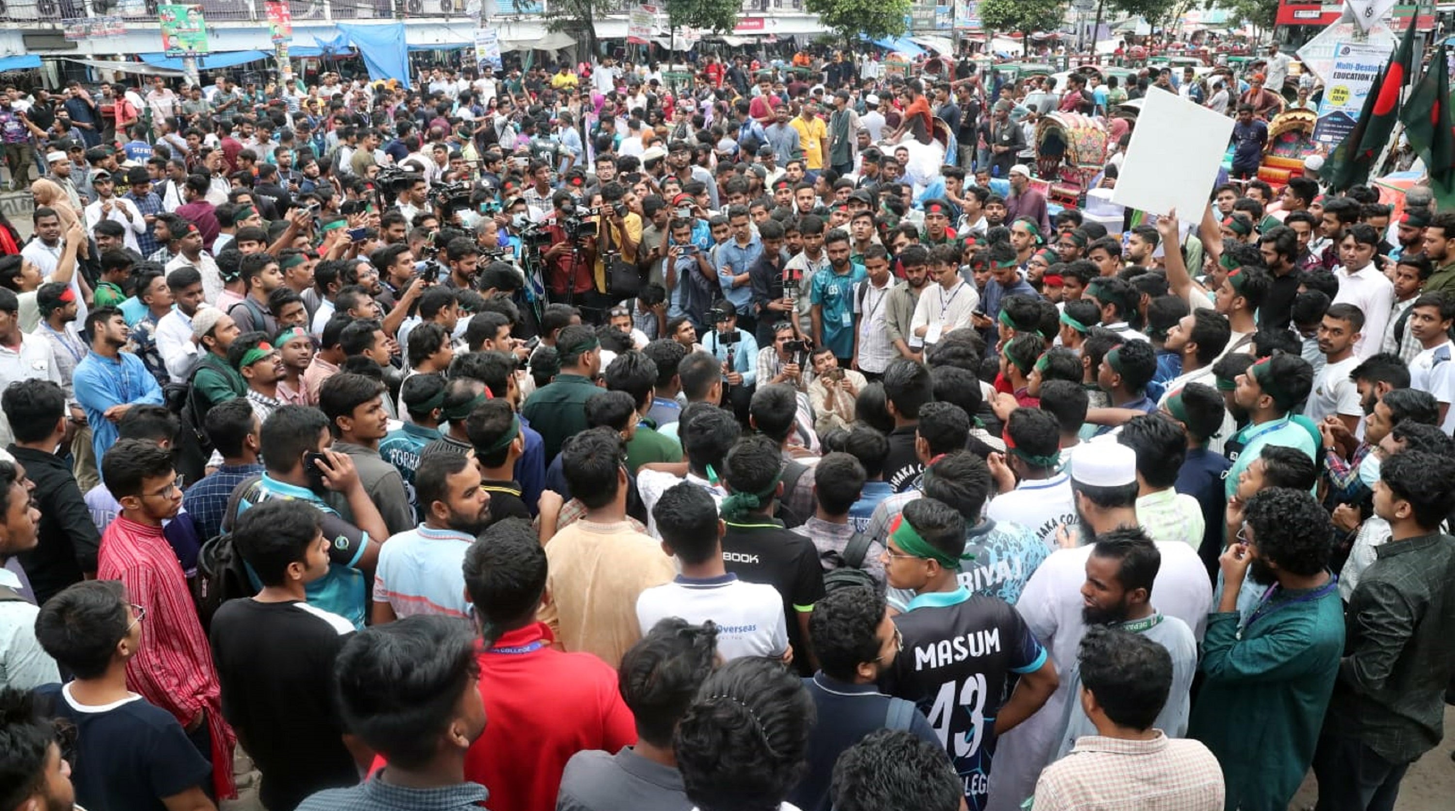 আলাদা বিশ্ববিদ্যালয়ের দাবিতে তিন ঘণ্টা সড়ক অবরোধ করে রাখলো ৭ কলেজের শিক্ষার্থীরা