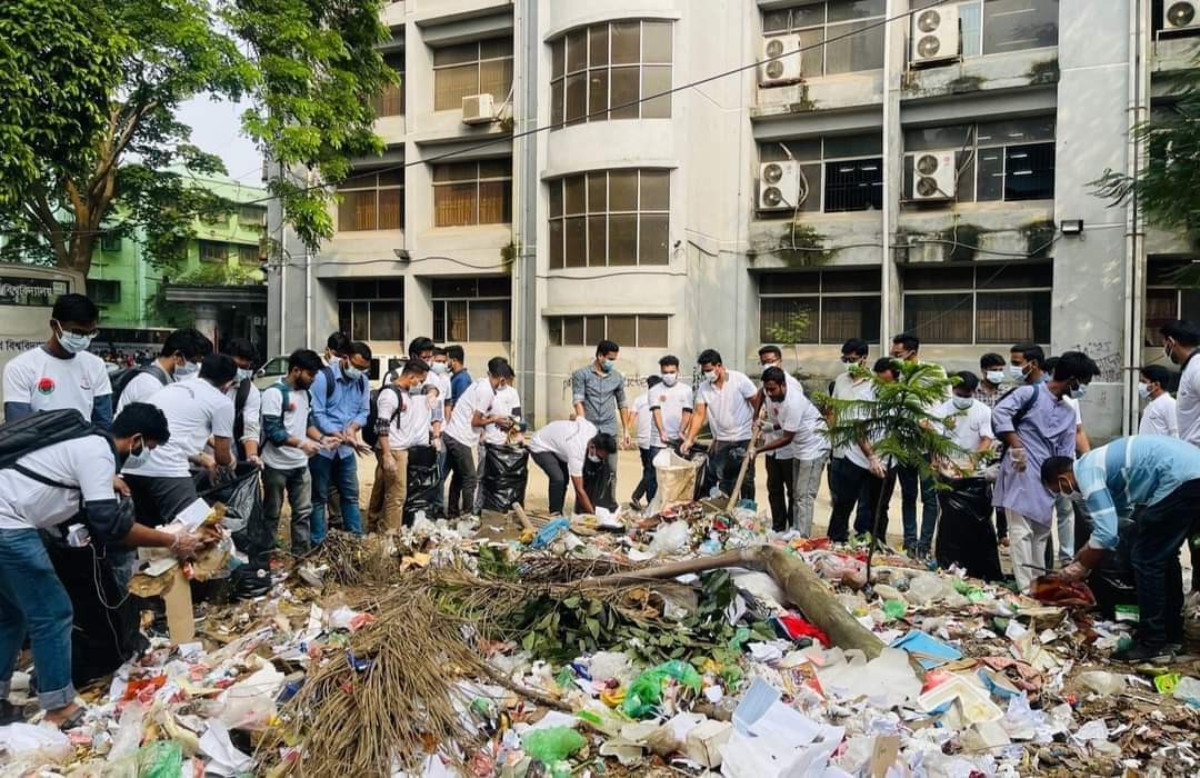 ক্যাম্পাসে জমে থাকা ময়লার স্তুপ পরিষ্কার করে সেখানে বৃক্ষরোপণ করলো জবি ছাত্রদল