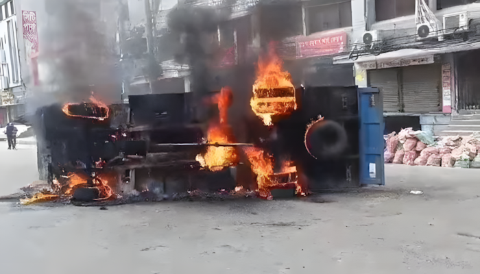 রাজধানীতে গার্মেন্ট শ্রমিকদের বিক্ষোভ, সেনাবাহিনী-পুলিশের গাড়িতে আগুন