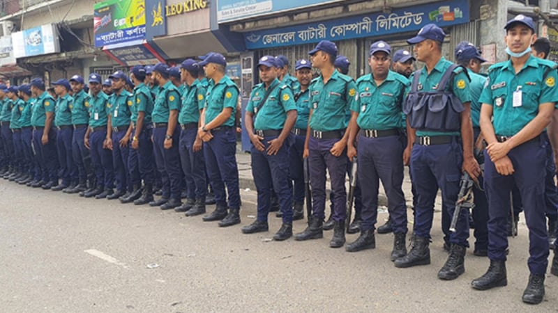 জাতীয় পার্টির কার্যালয়ের সামনে পুলিশের সতর্ক পাহারা