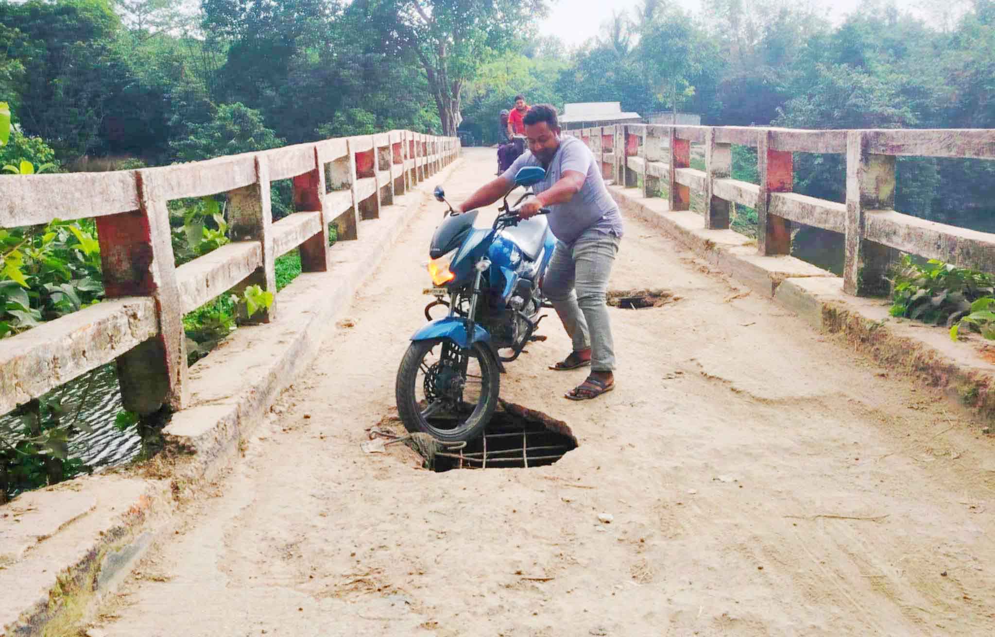 দৌলতপুরে ভাঙ্গা ব্রিজ দিয়ে ঝুঁকি নিয়ে চলাচল 