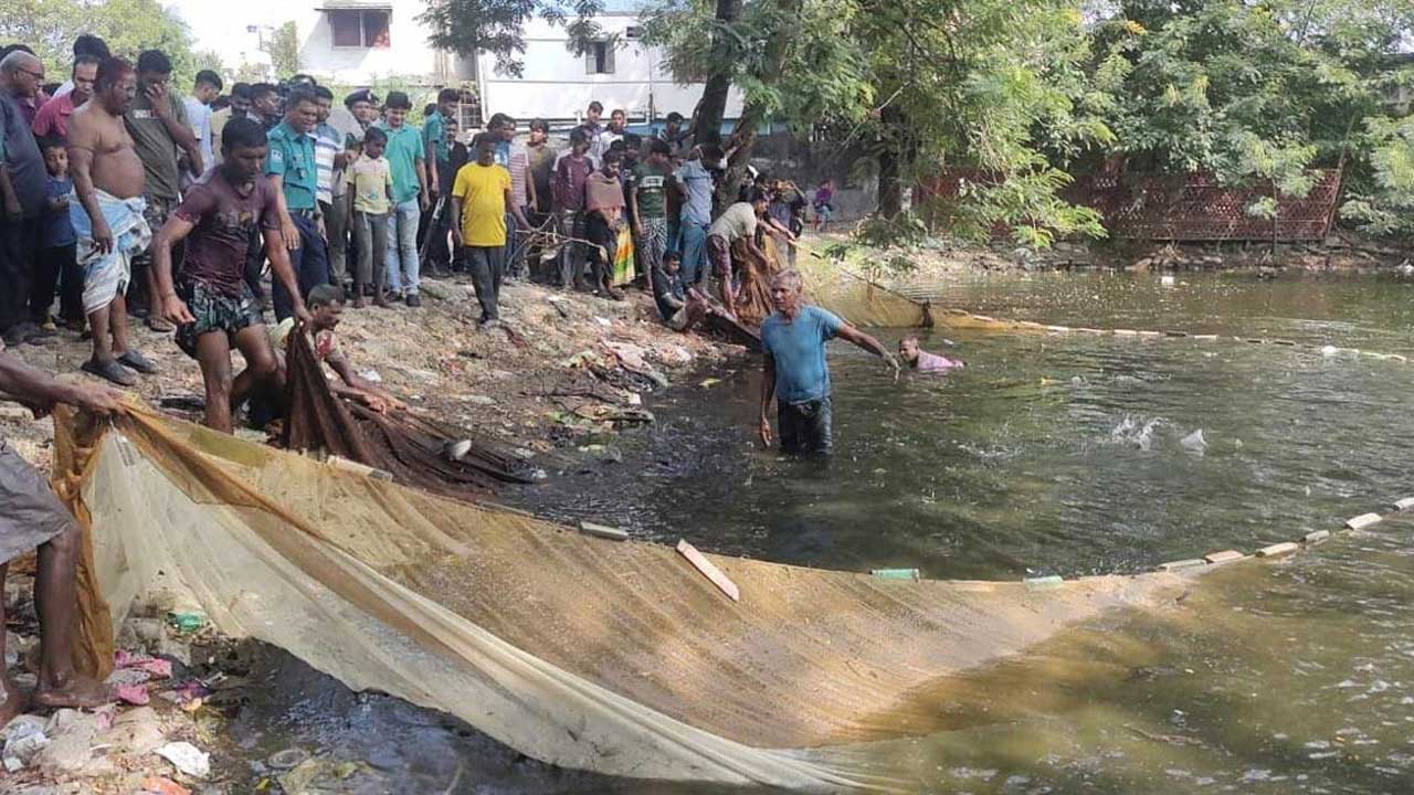 অস্ত্রের সন্ধানে পুকুরে জাল ফেললো পুলিশ