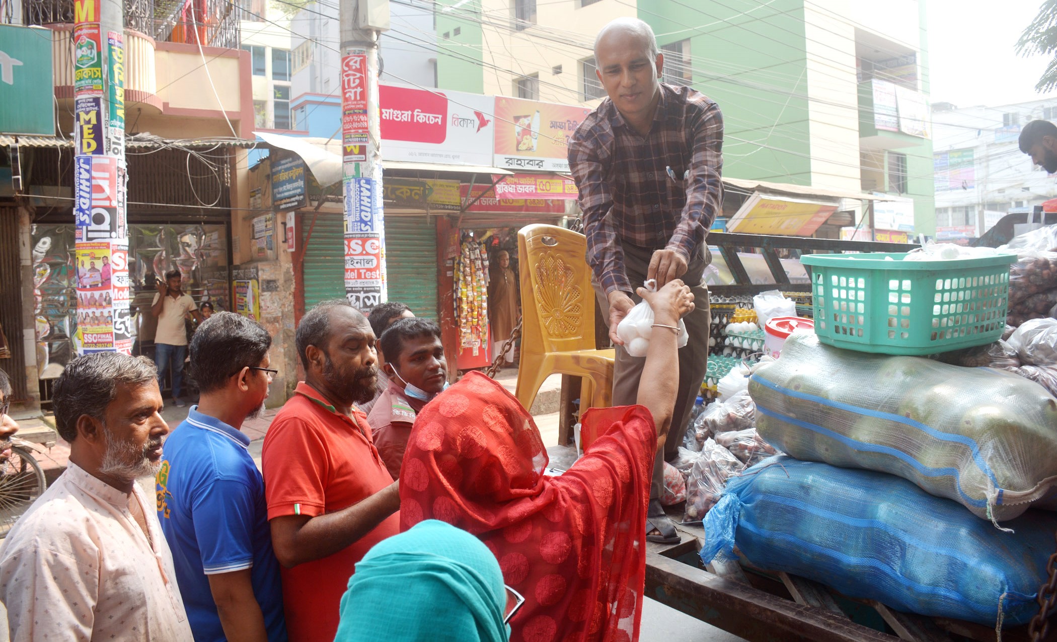 খুলনা নগরীর ১০টি স্থানে ভর্তুকিমূল্যে কৃষিপণ্য বিক্রি চলছে