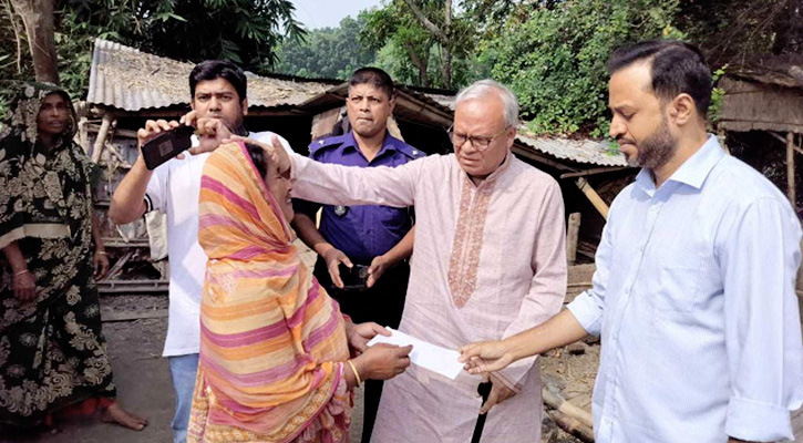 বিধবার বাড়ি ভাঙ্গায় ফরিদপুরের নিভৃত পল্লীতে ছুটে গেলেন রিজভী