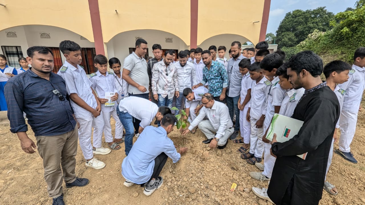 খাগড়াছড়িতে ছাত্রদলের বৃক্ষরোপন ও ক্রিড়া সামগ্রী বিতরণ