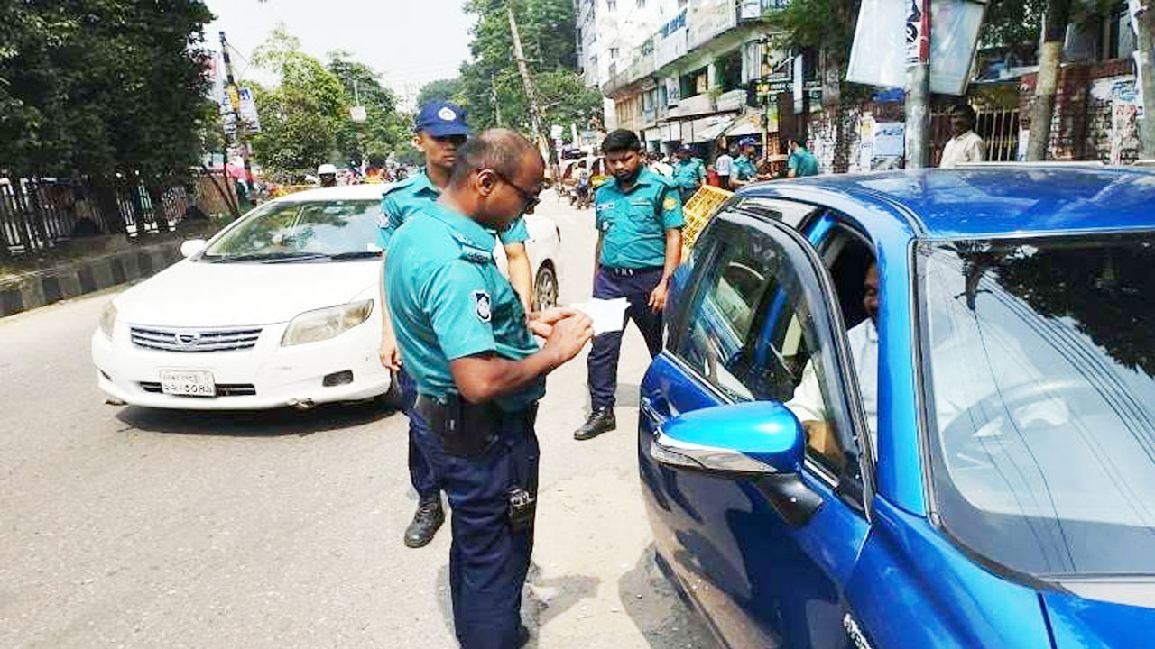 রাজধানীতে ট্রাফিক আইন লঙ্ঘনে ১৪১৮ মামলা, জরিমানা ৫৯ লাখ