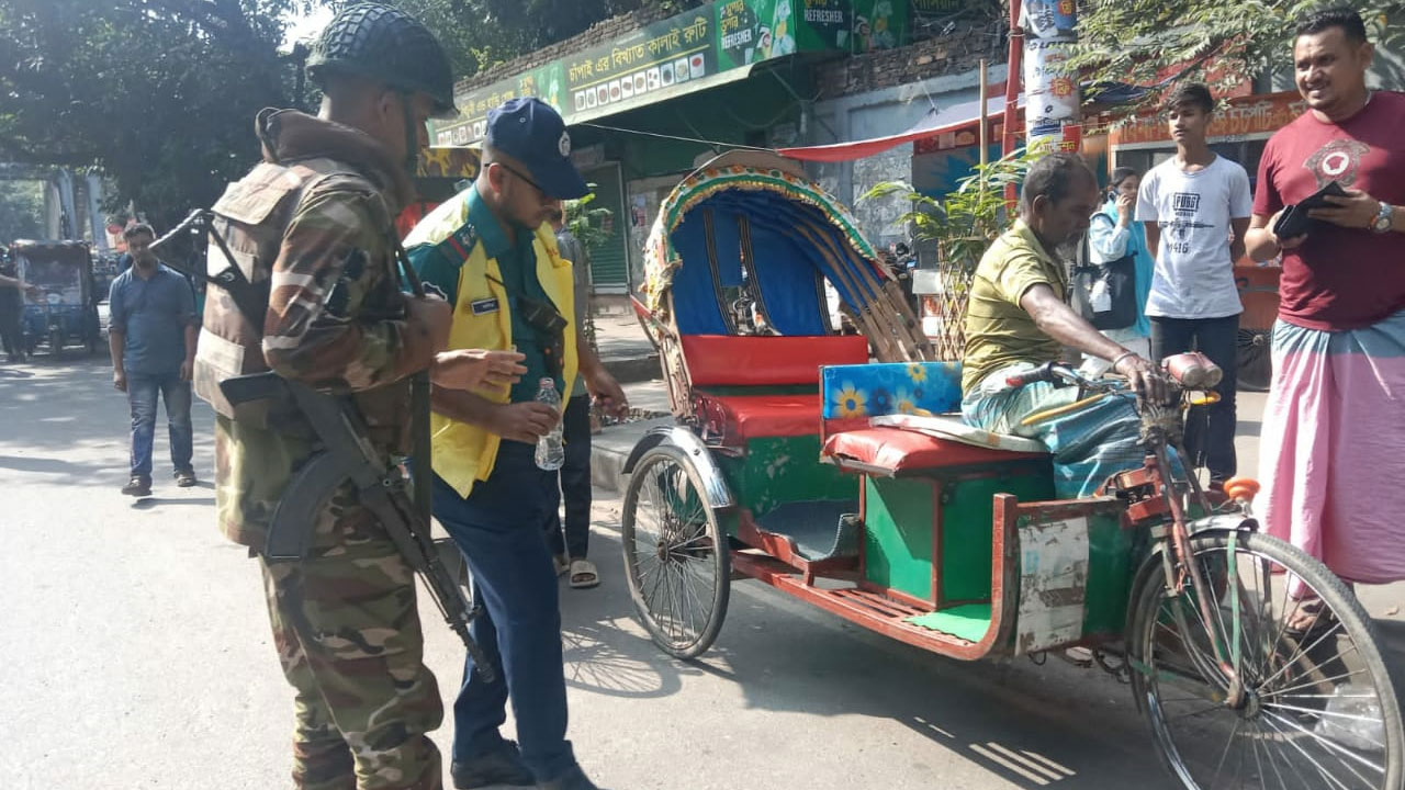 ব্যাটারিচালিত অটোরিকশা বন্ধে মিরপুরে ডিএনসিসির অভিযান