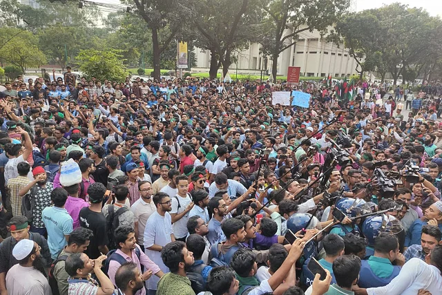 জবি প্রতিনিধিদলের সঙ্গে কাল বৈঠক, সড়ক ছাড়লেন শিক্ষার্থীরা