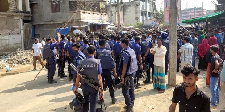 বকেয়া বেতনের দাবিতে ফতুল্লায় শ্রমিকদের ঢাকা-মুন্সিগঞ্জ সড়ক অবরোধ, কারখানা ভাংচুর