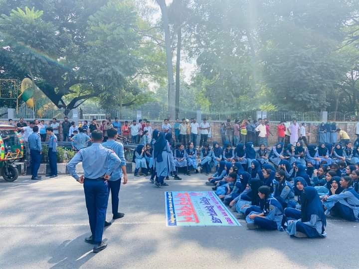 প্রধান শিক্ষকের  অপসারণের দাবিতে ঢাকা-টাঙ্গাইল মহাসড়ক অবরোধ