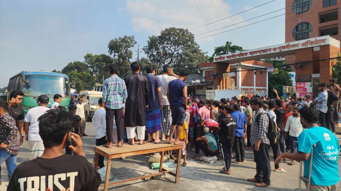 উপদেষ্টা কথা না বলায় ক্ষুব্ধ আহতরা, পঙ্গু হাসপাতালের সামনের রাস্তা আটকে বিক্ষোভ