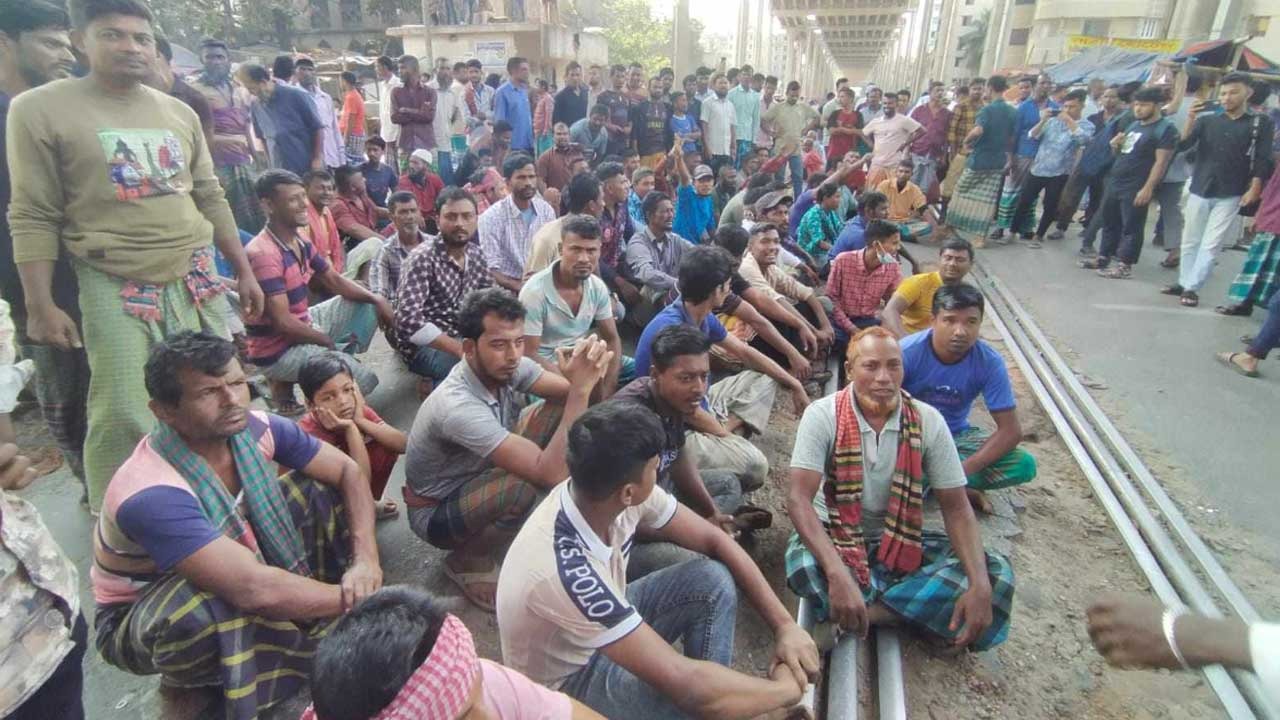 ব্যাটারিচালিত অটোরিকশা চালকদের সড়কের পর রেল অবরোধ, ট্রেন যোগাযোগ বন্ধ