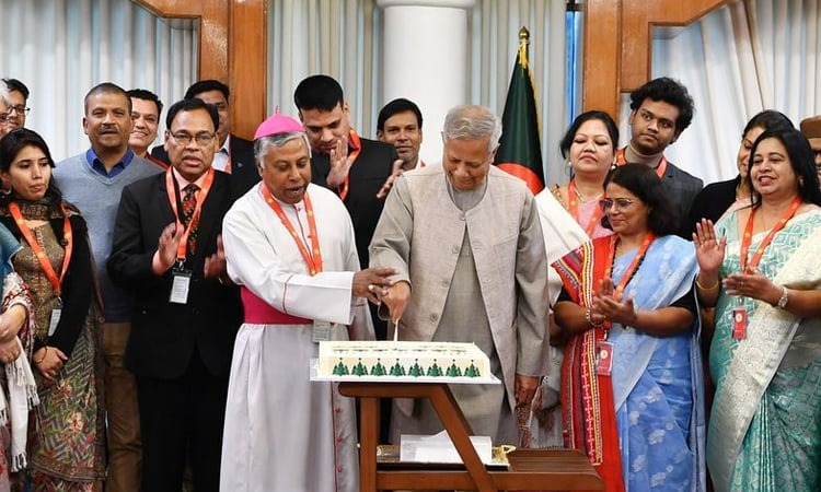 বড়দিনে সবাইকে দেশের উন্নয়নে কাজ করার আহ্বান ড. ইউনুসের