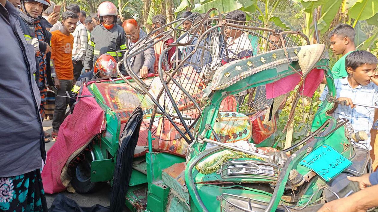 শেরপুরে বাসের ধাক্কায় অটোরিকশার ৬ আরোহীর মৃত্যু