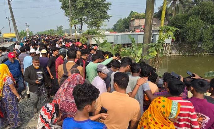 ট্রেনের ধাক্কায় পুকুরে ডুবলো মাইক্রোবাস, ৫ জনের মৃত্যু