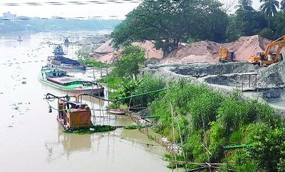 পুলিশকে টাকা দিয়ে অবৈধভাবে ধামরাইয়ে বংশী নদীতে ড্রেজারে বালু উত্তোলন করছে বালুদস্যুরা