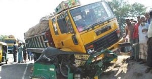 পাবনায় ট্রাক-অটোরিকশার মুখোমুখি সংঘর্ষ, নিহত ২