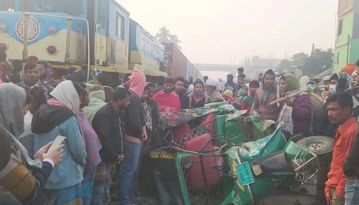 কুমিল্লায় ট্রেনের ধাক্কায় নিহত বৃদ্ধ, আহত স্ত্রী ও মেয়ে