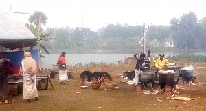 কুষ্টিয়ায় ভোটকেন্দ্রের পাশেই ভুড়িভোজের আয়োজন!