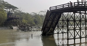 মির্জাগঞ্জে ব্রিজ ভেঙ্গে পানিতে পড়ে মাদরাসা সুপারের মৃত্যু