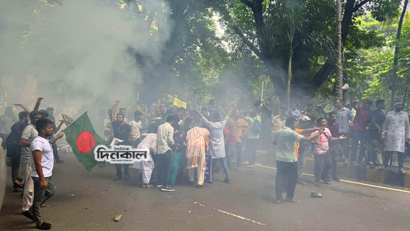 চাকরিতে প্রবেশের বয়স বাড়ানোর আন্দোলনে পুলিশের টিয়ারগ্যাস, সাউন্ড গ্রেনেড