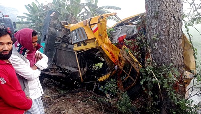 নিয়ন্ত্রণ হারিয়ে গাছের সাথে পাথরবোঝাই ট্রাকের ধাক্কা, নিহত ২