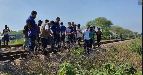 আখাউড়ায় রেললাইনের পাশে যুবকের গলাকাটা লাশ