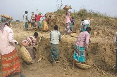 কুষ্টিয়ায় সরকারী খালের মাটি যাচ্ছে ইট ভাটায়