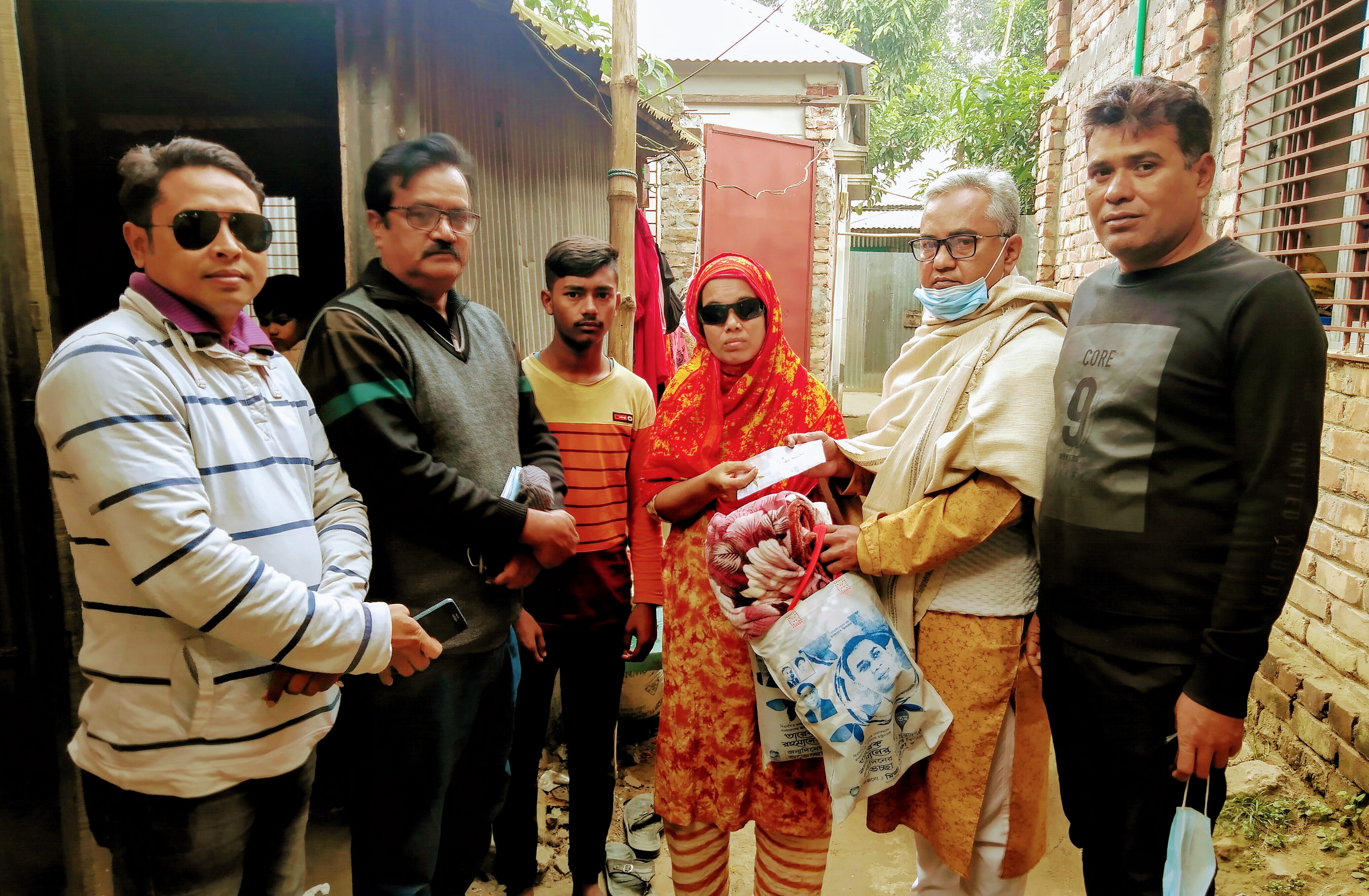 সিরাজগঞ্জে গুলিতে অন্ধ মহিলা দলের নেত্রী মেরীর পাশে বিএনপি