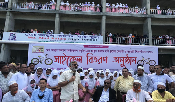 মেধাবী ও দূরবর্তী শিক্ষাথীদের মধ্যে সাইকেল বিতরণ