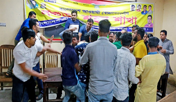 বগুড়ায় শহর স্বেচ্ছাসেবকলীগের দুই গ্রুপের সংঘর্ষ, ব্যানার খুলে ফেলে দিল কর্মীরা