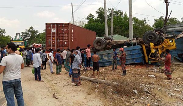 কুমিল্লায় ট্রাকের ধাক্কায় হোটেলে লরি, নিহত- ৩