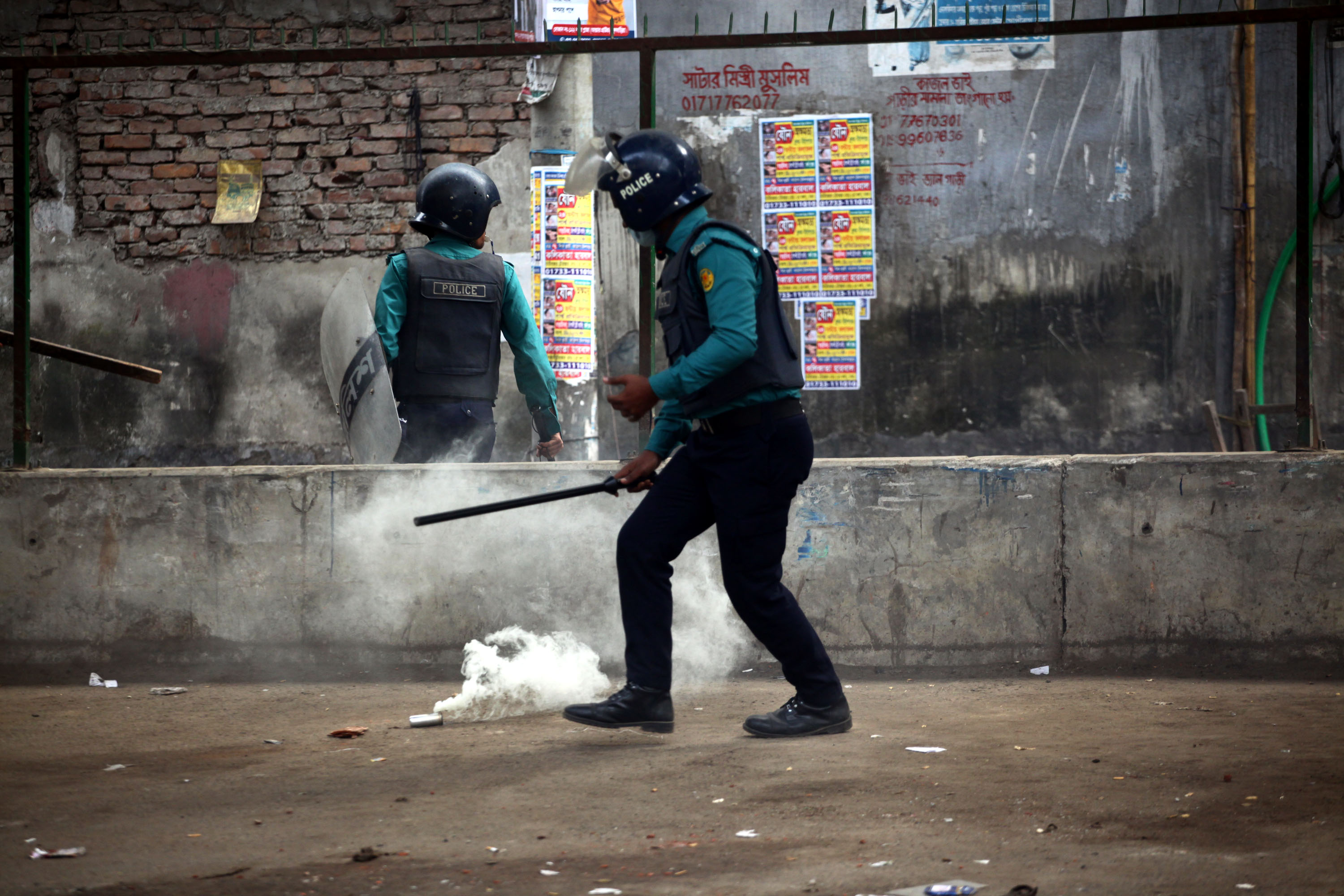 কাঁদানে গ্যাস ছুড়ে চলছে উচ্ছেদ অভিযান