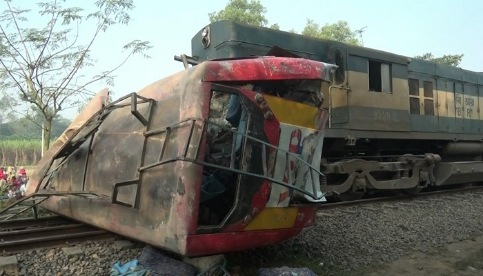 জয়পুরহাটে ট্রেন-বাস সংঘর্ষের ঘটনায় বরখাস্ত গেটম্যান