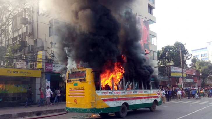 বাসে আগুনঃ ৫ থানায় ৯ মামলা, আসামি ৪৪৬: রিমান্ডে ১৭ জন