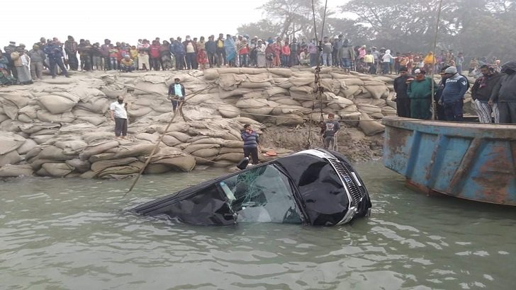 ফেরিতে উঠতে গিয়ে মাইক্রোবাস পদ্মায়