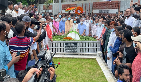 বনানী কবরস্থানে প্রয়াত আরাফাত রহমান কোকোর সমাধিতে শ্রদ্ধা নিবেদন