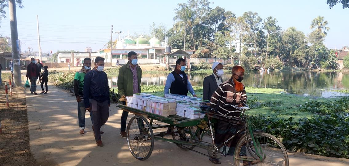 ভ্যানে করে বাড়ি বাড়ি গেল নতুন বই