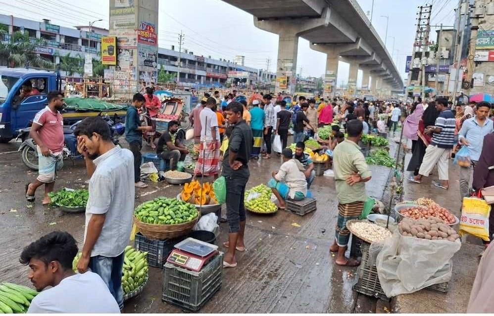 ভুলতার ঢাকা-সিলেট মহাসড়ক ফের হকারদের দখলে, ভোগান্তিতে যাত্রী-পথচারী 