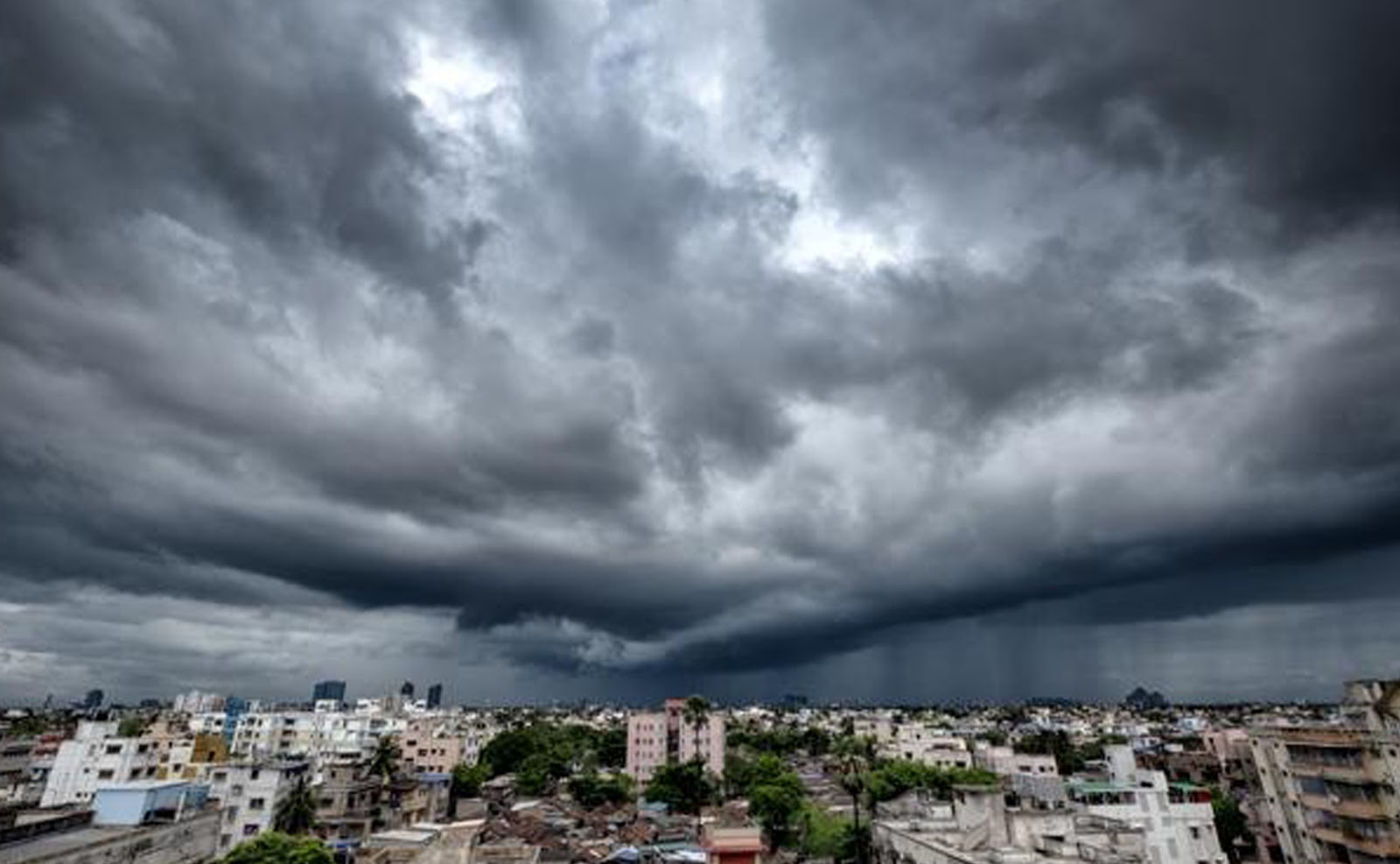 রাজধানীতে হঠাৎ মুষলধারে বৃষ্টি