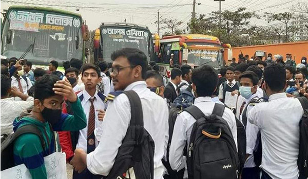 টঙ্গীতে হাফ ভাড়ার দাবিতে ঢাকা-ময়মনসিংহ মহাসড়ক অবরোধ